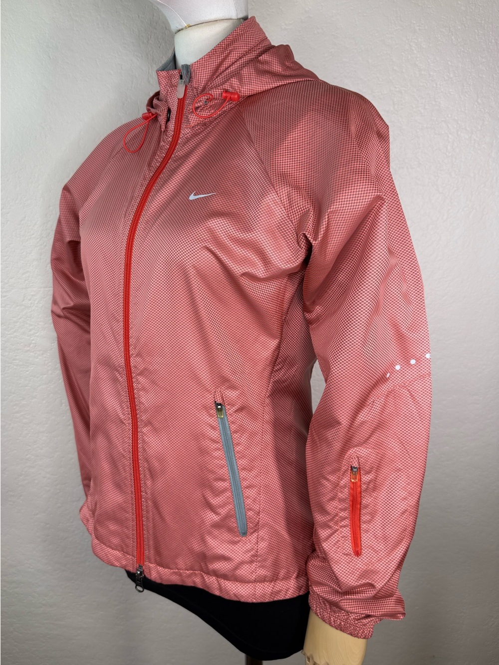 Nike Women's Storm Fit Coral Windbreaker Water Resistant Jacket Size Small EUC